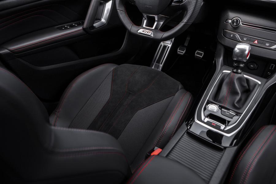 Интерьер Peugeot 308 GTi 2015 года  (фото 65 из 65)